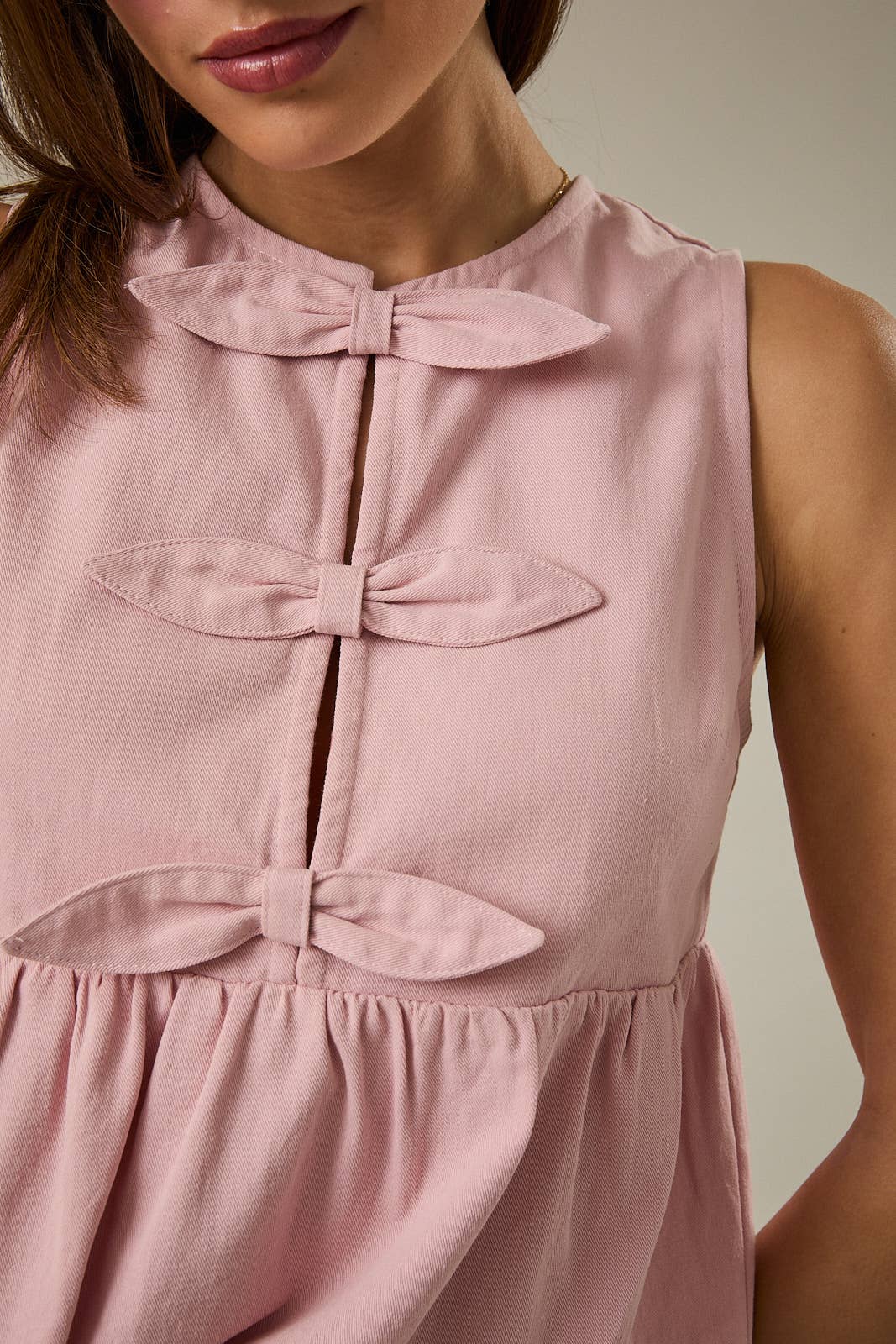 ROUND NECK SLEEVELESS FRONT BOWS TWILL TOP